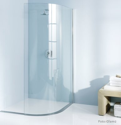 Die offene, ohne Tür begehbare Viertelkreis-Dusche, die aus nur einem Glaselement mit gebogenem und geradem Abschnitt besteht wurde mehrfach mit Design-Preisen ausgzeichnet. Kein Scharnier, kein Beschlag, kein Gestänge mindert den filigranen, transparenten Eindruck, mit dem diese Glasdusche von Glamü trotz ihrer großzügigen Maße von 1100 x 1100 mm das Badezimmer schmückt. Sicheren Halt bekommt das 9 mm starke und 2000 mm hohe Verbundsicherheitsglas durch ein einziges wandseitiges Profil sowie durch die seitliche Nut der gebogenen Edelstahl-Duschrinne, die absolut bodengleich eingebaut wird, was den schwellenfreien Zugang zur Dusche ermöglicht. Die offene, ohne Tür begehbare Viertelkreis-Dusche, die aus nur einem Glaselement mit gebogenem und geradem Abschnitt besteht wurde mehrfach mit Design-Preisen ausgzeichnet. Kein Scharnier, kein Beschlag, kein Gestänge mindert den filigranen, transparenten Eindruck, mit dem diese Glasdusche von Glamü trotz ihrer großzügigen Maße von 1100 x 1100 mm das Badezimmer schmückt. Sicheren Halt bekommt das 9 mm starke und 2000 mm hohe Verbundsicherheitsglas durch ein einziges wandseitiges Profil sowie durch die seitliche Nut der gebogenen Edelstahl-Duschrinne, die absolut bodengleich eingebaut wird, was den schwellenfreien Zugang zur Dusche ermöglicht.